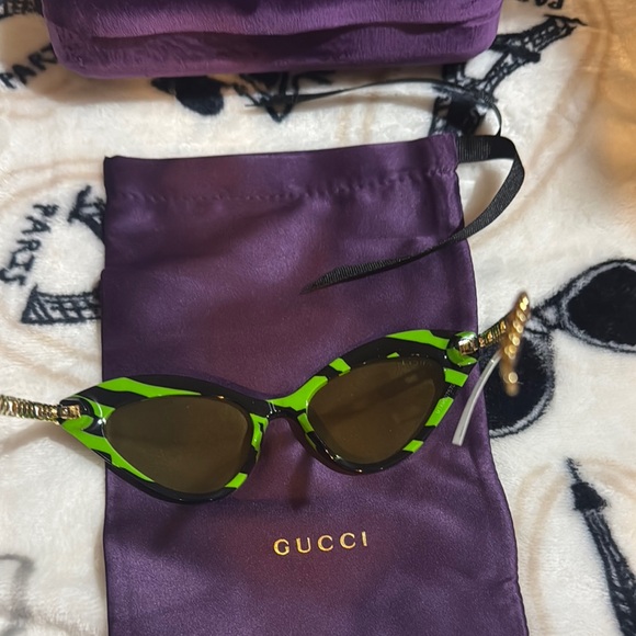 NWT Gucci Green and Black Sunglasses Premium Cat Eye Sunglasses With 2 Charms - Picture 6 of 8